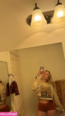 Courtney Miller [ courtney-miller ] - All your dirty fantasies in one or two holes.🍌