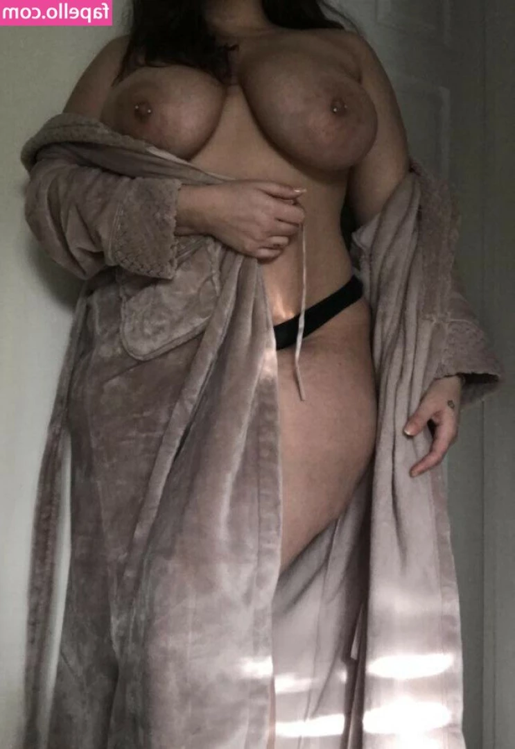 Katie Cummings [ katie-cummings ] - Do you like my big ass in this micro swimsuit? 🍑