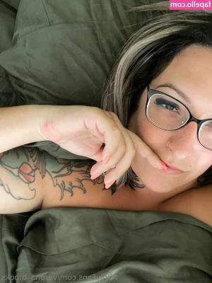 verona_brooks [ verona-brooks ] - need something to sit on