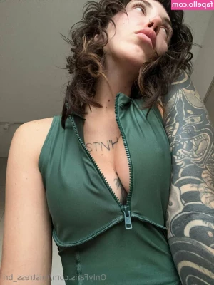_Mistress_Bri [ mistress-bri ] - Pre-haircut showin off the scooby-do boxers 🖤