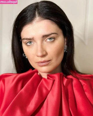 Eve Hewson [ eve-hewson ] - Bunny spread