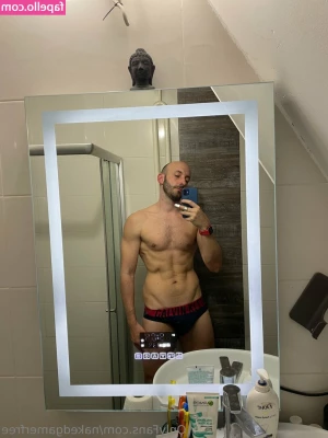 nakedgamerfree - I m waiting on the sofa for you babe