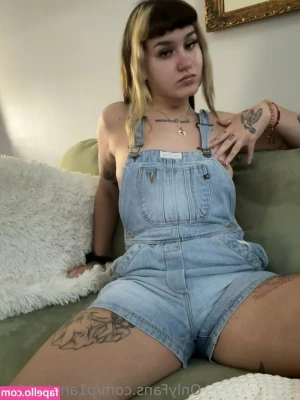 p1anetwh0re - Got a new video for you! If you like socks and butt plugs I think you