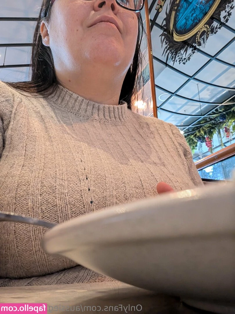 aussiegiantessfree - Hey babes SURPRISE ! https://onlyfans.com/carolinezalog Caroline