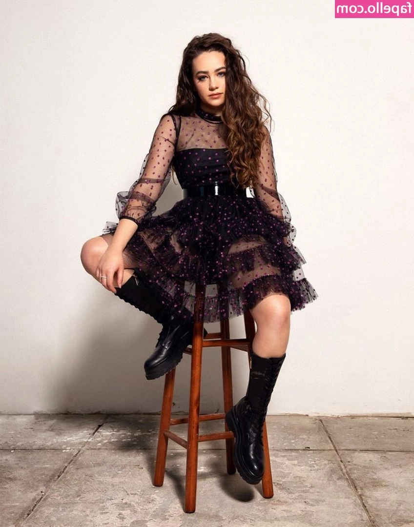 Mary Mouser [ mary-mouser ] - HI EVERYONE  like at least 10 of my posts and ill DM you the