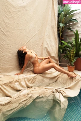 Karina Boone [ karina-boone ] - swanging it
