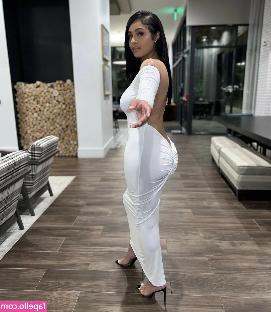 Jasmine Grenaway [ jasmine-grenaway ] - Want a peek under the towel