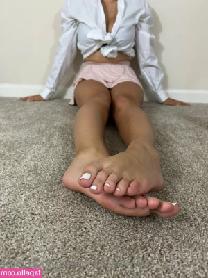 feetbytootsiefree - Morning    Let me know what you would like to see love to have some
