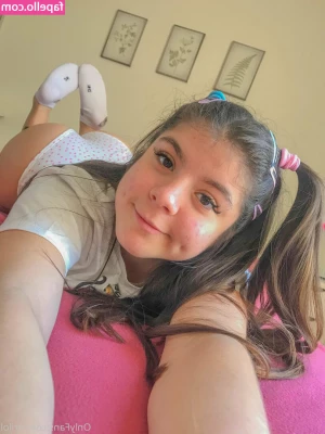 arilol - Be a good bitch and rub My feet while I relax in the sun ☀️
