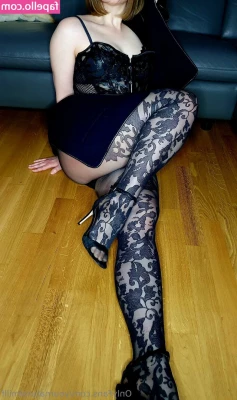 yournaturalmillf - Horny   wet slut here  cum finger and play with me