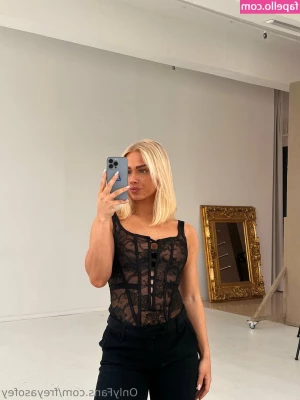 lilyxrainvip - a picture of me nud   in the gym locker room