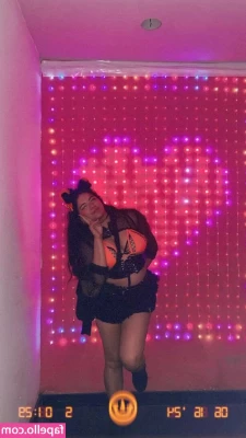 Youniklunatik - Who wants to give me a massage before bed?