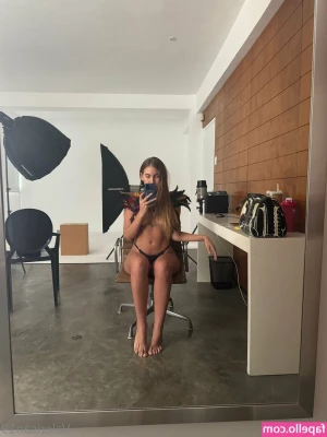 Valeria Santander [ valeria-santander ] - Video at 10pm 😉🦶🏻