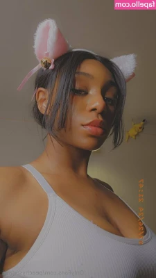 peachysodaaa - Don't you love it when I look up at you just like this? 😈