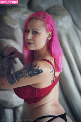 Lisa.joanne [ lisa-joanne ] - My upload speed is being way too slow for how many customs I have to