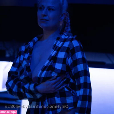 Lisa.joanne [ lisa-joanne ] - Making myself cum in her chair with my vibrator felt so good