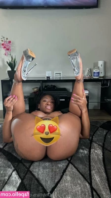 lola_ownz_you [ lola-ownz-you ] - Dressing room shenanigans