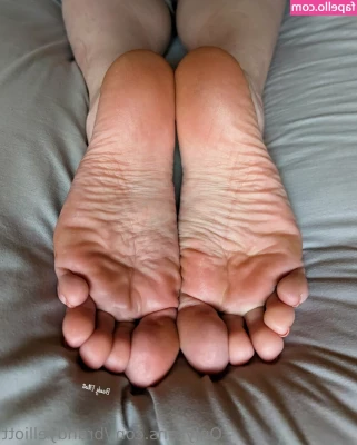 brandyelliott - I love leggings  do you  This one is all the way up in my ass  I need