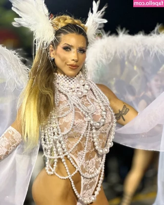 Ana Paula Minerato - I think I should record in front of my windows  what do you think