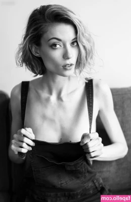 Anna Lisa Wagner [ anna-lisa-wagner-7 ] - Bored at work