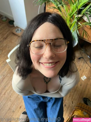 Tweetylaura [ tweetylaura-1 ] - Wanna rub ?