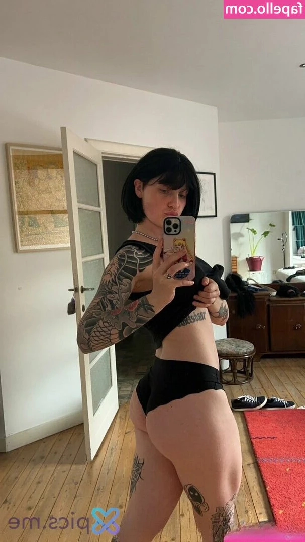 Tweetylaura [ tweetylaura-1 ] - You wake up to see me in bed like this  are you grabbing my toy or