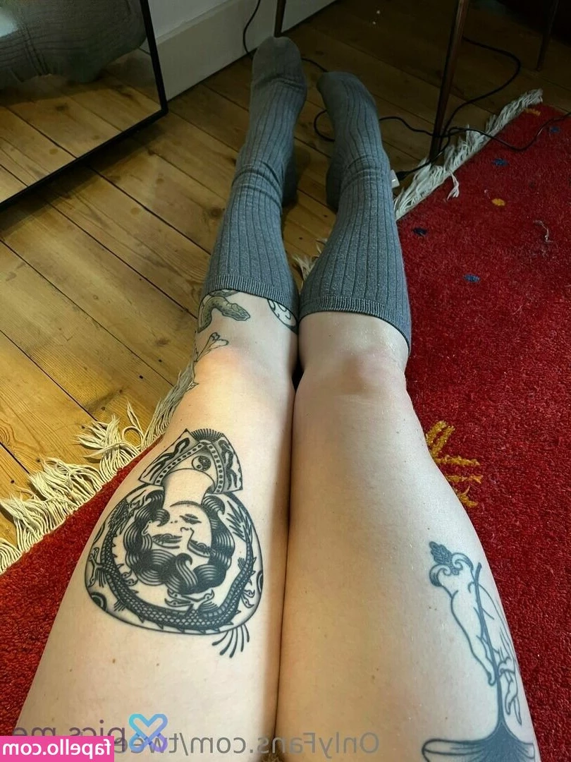 Tweetylaura [ tweetylaura-1 ] - its so hot.. these days I just wanna lounge around naked