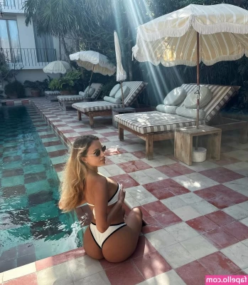 Veronica Bielik [ veronica-bielik-1 ] - Morning stretch 💋💋  What content do we want to see??