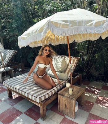 Veronica Bielik [ veronica-bielik-1 ] - Even when I’m ignoring you my feet control you 🥰