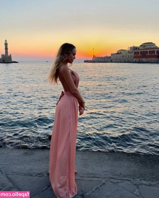 Veronica Bielik [ veronica-bielik-1 ] - Tip me to move my leg