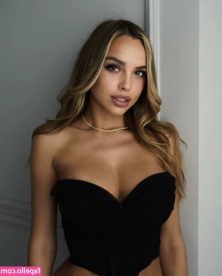 Veronica Bielik [ veronica-bielik-1 ] - Nice view