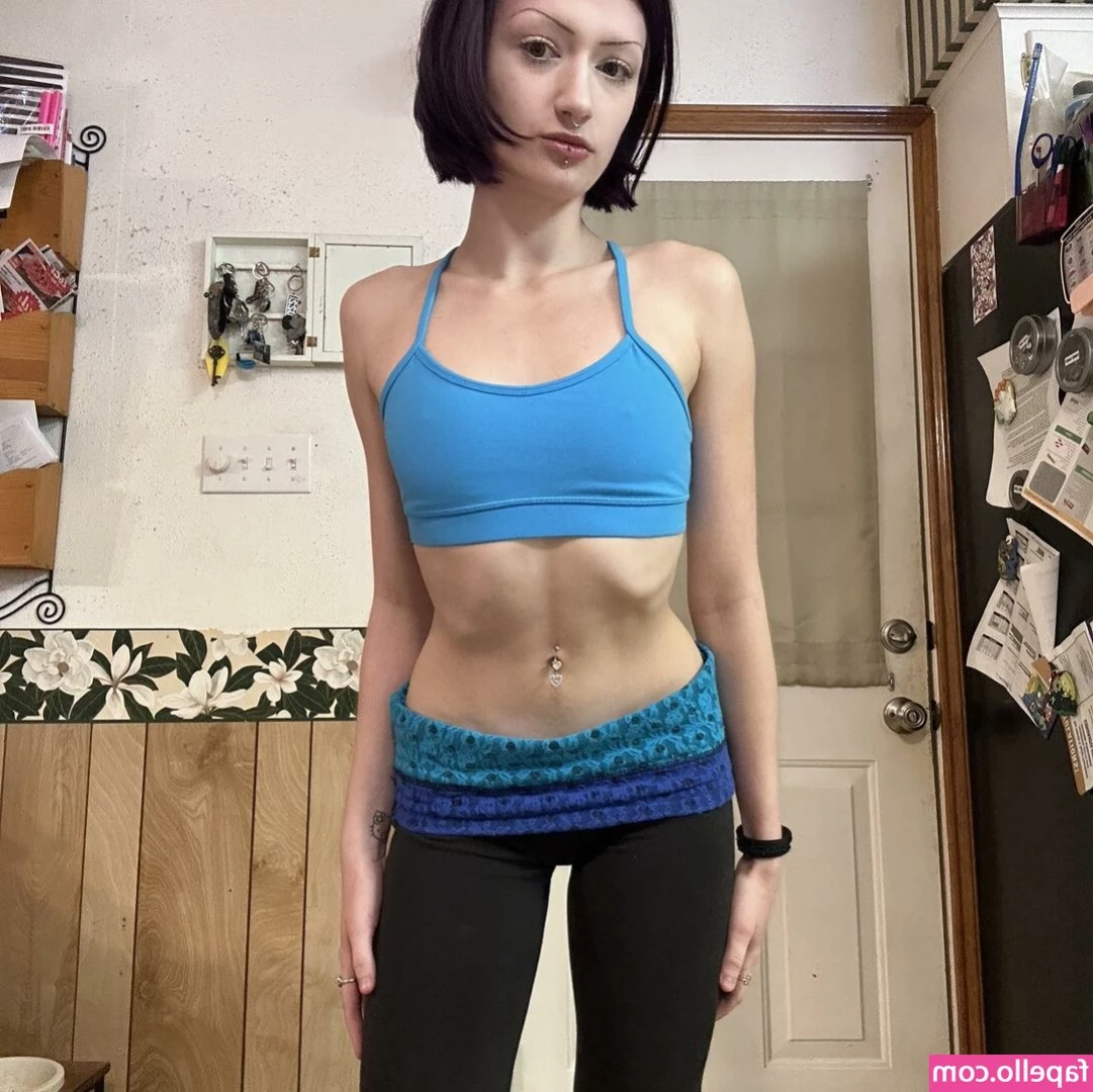 Shy_deshae [ shy-deshae ] - Horny I want to get you plugged into my hole  please help me