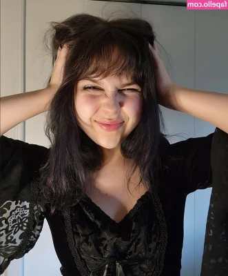RadioJH - Flexing them titties and hips like a bomb ass babe   good evening