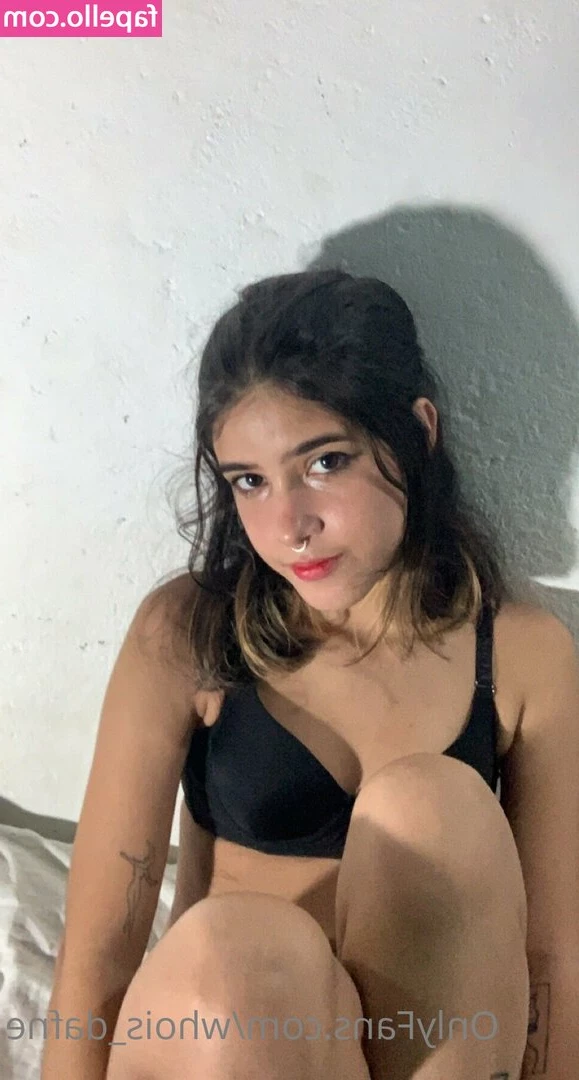whois_dafne [ whois-dafne ] - since a many of ppl have asked   heres me combing my hair  clothed 