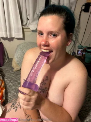 kandikakes2021 - This is my biggest toy yet 😳 .. should I be brave and try and cum