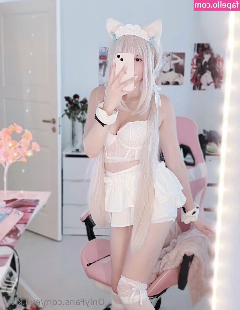 michigocos - Who goes weak for stockings ?
