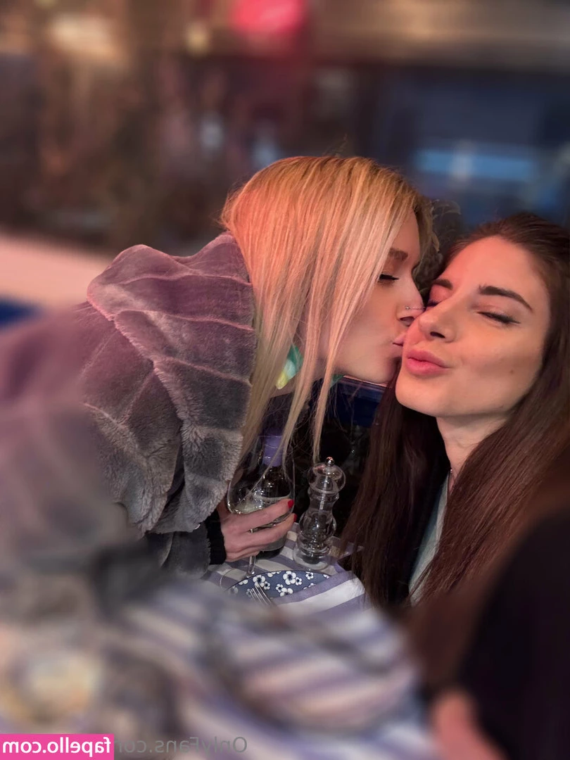 v-secrets - Amo stasera devi semplicemente prendere le cuffiette e venire in chat