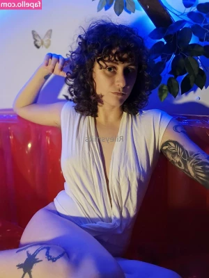 freerileyloonergirl - It’s a chill night, wishing for a titty suck and a pussy