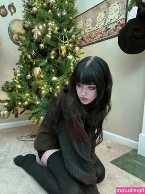 Gutknot - Would you spank, kiss or fuck this booty? 🍑