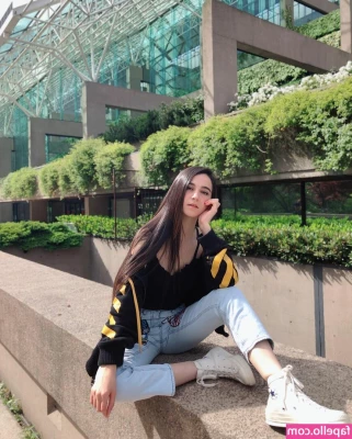Midna - Hola que tal chicos 🧒 . Hoy he salido a pasear 🚶‍♀️ y se