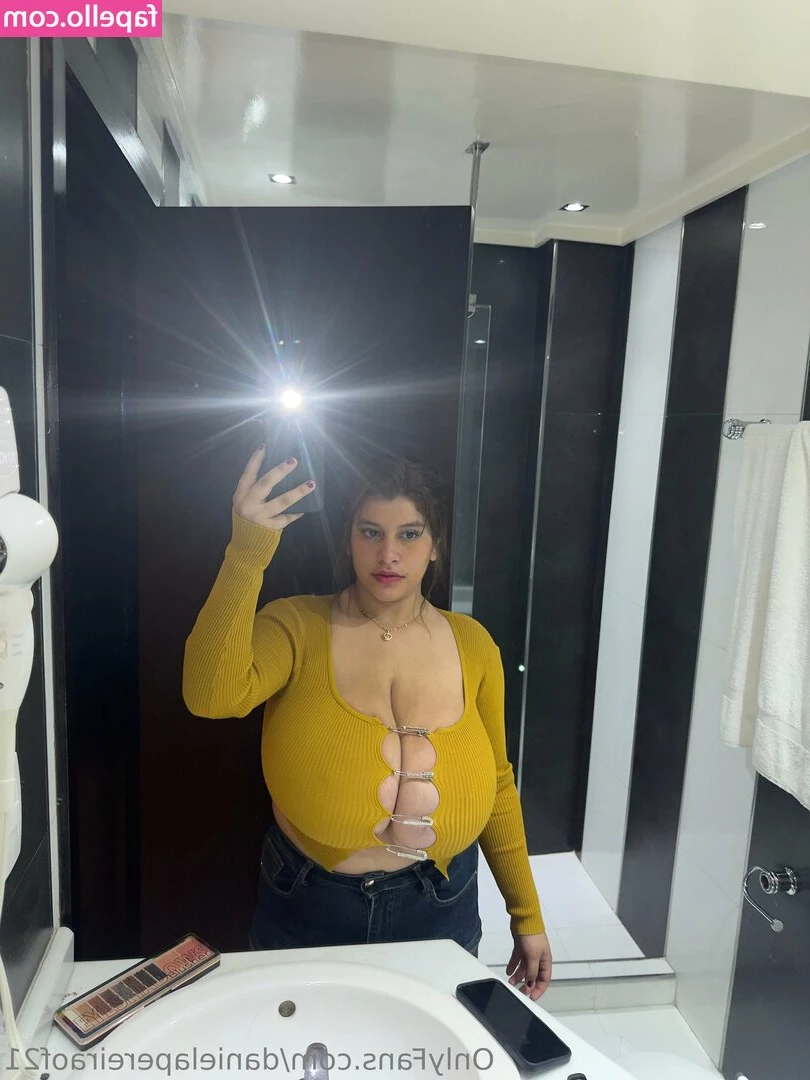 danielapereiraof21 - Where is all my night owls?? Come chat!! ❤