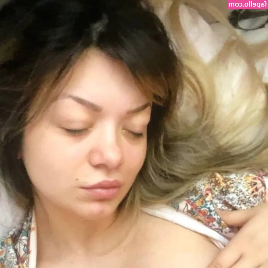 Simge Barankoğlu [ simge-barankolu ] - Livestream now on @thehotwifetour site.   Kick off event !!! 