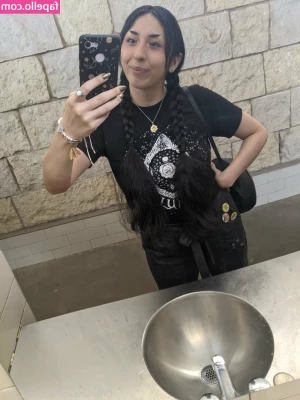 demon_teef [ demon-teef ] - Hiiii guys, just Chilling in my OF merch enjoying one of the many