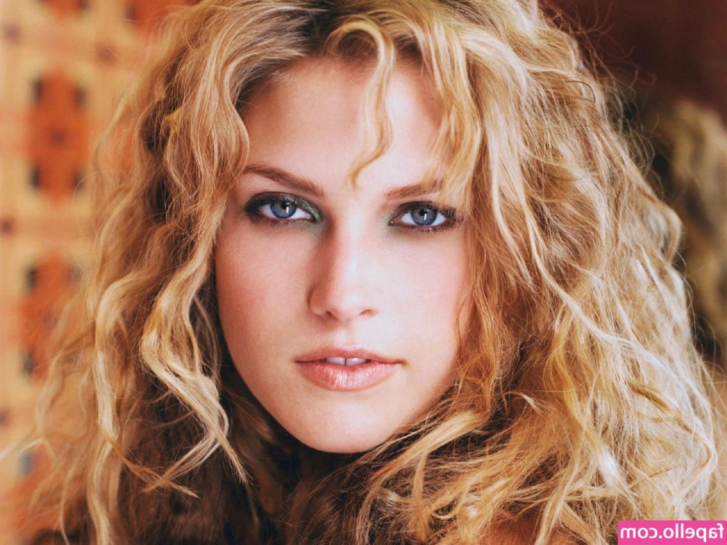 Ali Larter [ ali-larter ] - Do you like sunflowers? Here's one that might be your favorite!😜