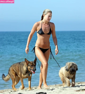 Ali Larter [ ali-larter ] - ur the protag... and futaba sends u these photos over text ;) what do