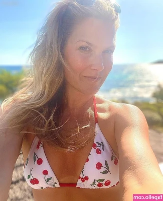 Ali Larter [ ali-larter ] - Just elf girl things... ✨🖤 New fundraiser & new set