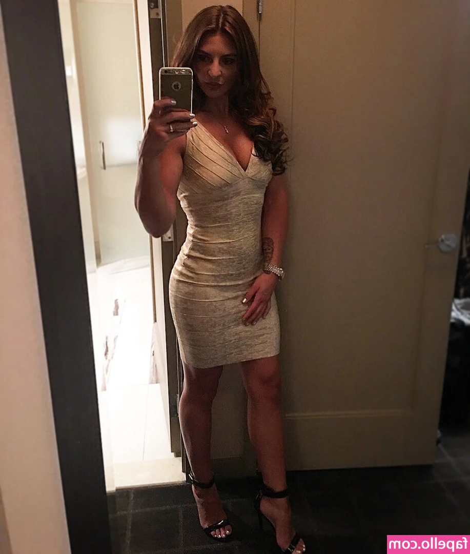 Christina Hammer [ christina-hammer ] - I think my towels coming off 🚿🛁