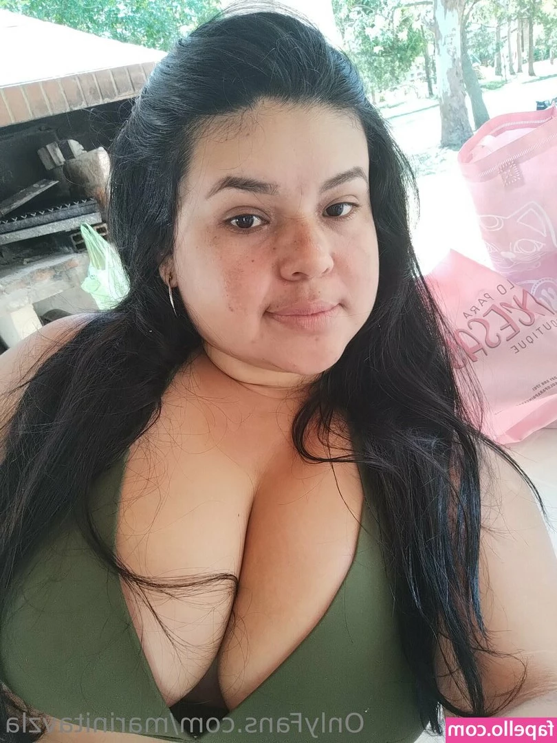 marinitavzla - It was so hot I had to take my bra out