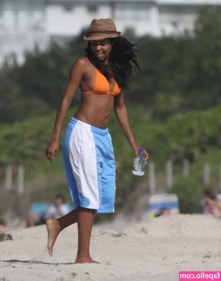 Gabrielle Union [ gabrielle-union ] - 1 20 min foot play with my 6  realistic dildo  lubed rubbing and