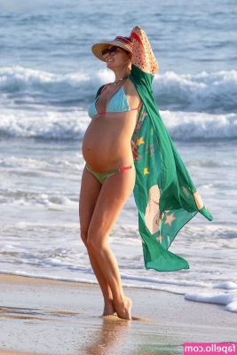 Jessica Hart [ jessica-hart ] - 6 days till Christmas  any one want to send me anything